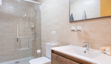 Resa Estates vastgoed te koop Ibiza Geraldine finca san lorenzo noorden bathroom shower.jpg